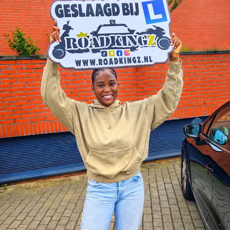 geslaagd bij Rijschool Roadkingz Geslaagde leerling van Rijschool Roadkingz in Zaanstad