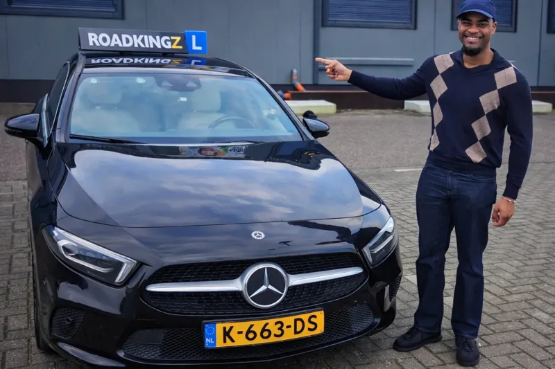 Geslaagd voor automaatrijbewijs bij Rijschool Amsterdam noord | Roadkingz geslaagde leerling voor autorijbewijs bij rijschool Roadkingz in Amsterdam-noord