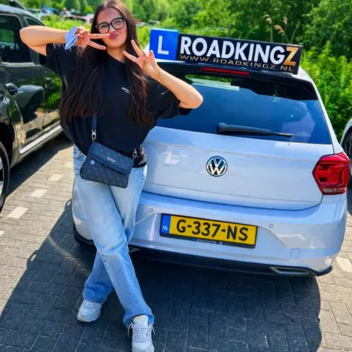 Geslaagde leerling bij rijschool Roadkingz in Amsterdam Zuid na rijexamen